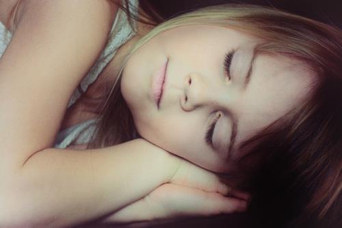 Fhlt sich das Kind im eigenen Bett wohl, fllt Durchschlafen leichter.